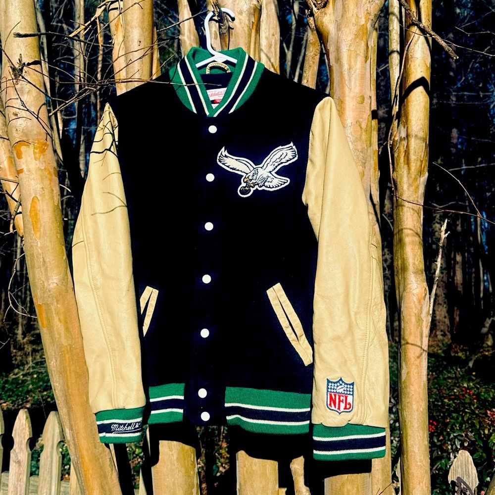 Philadelphia Eagles with this throwback NFL Mitchell & Ness jacket.